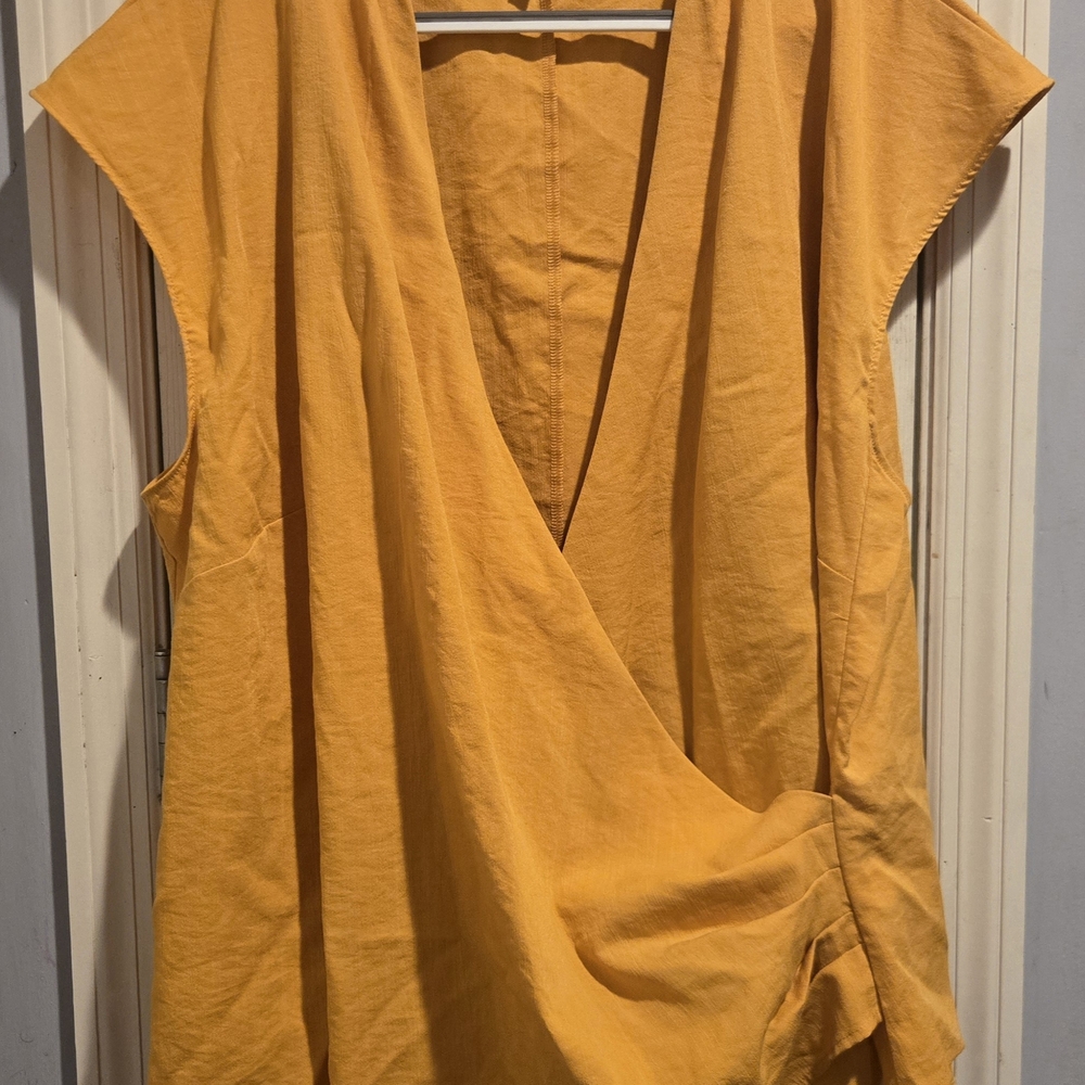 Eloquii Women's Cap Sleeve V Neck Blouse. Mustard Yellow Size 24. EUC